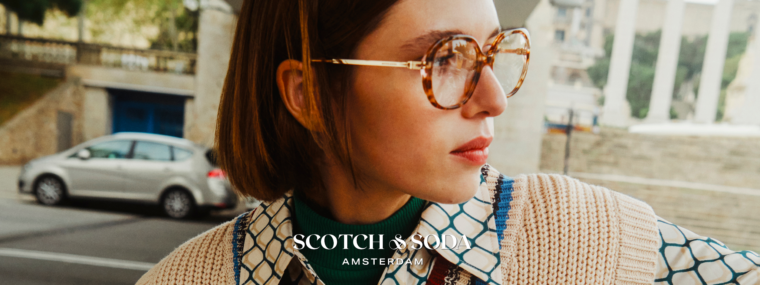 Scotch & Soda: Frau mit Brille