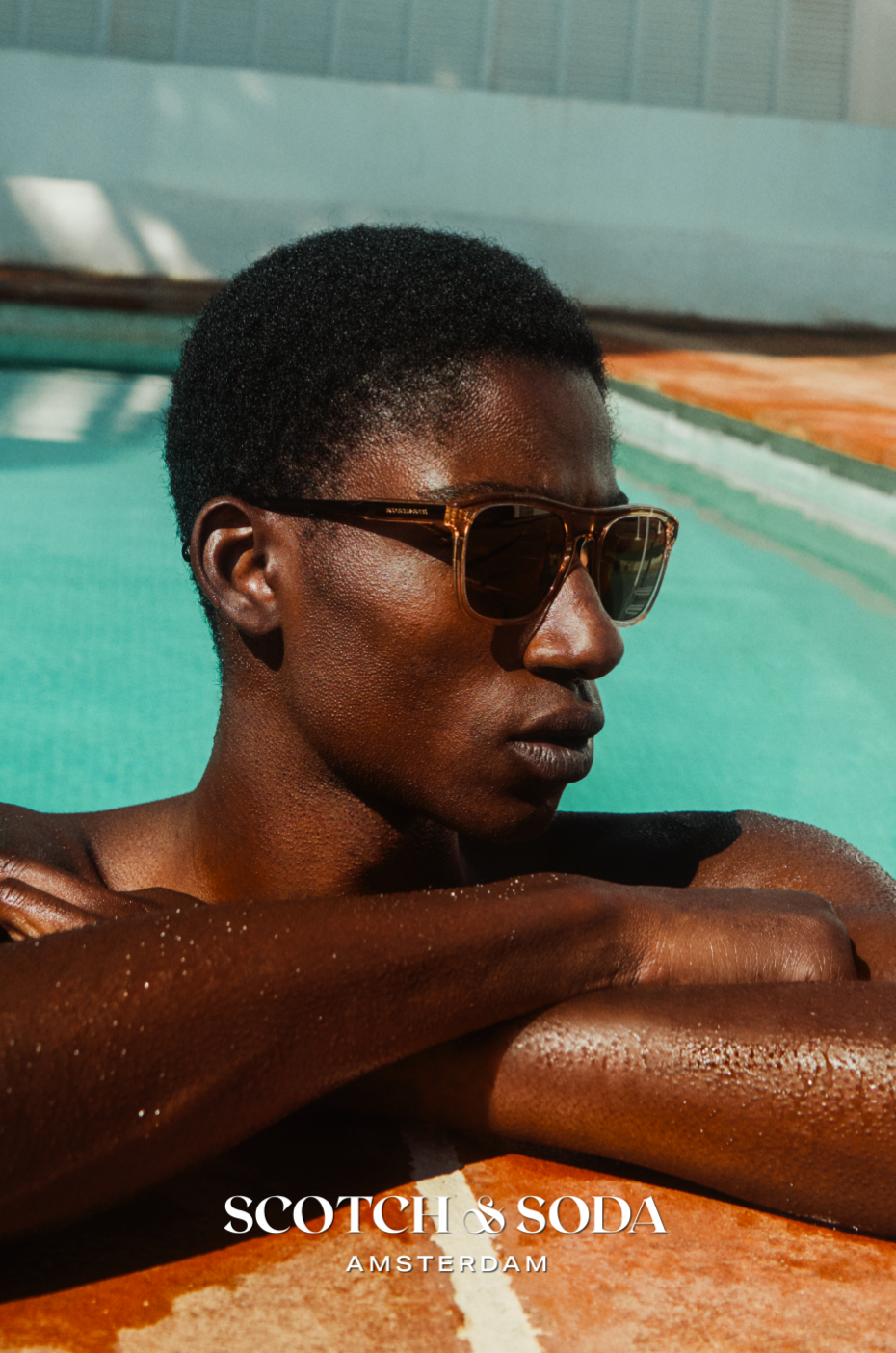 Scotch & Soda: Mann mit Sonnenbrille im Pool